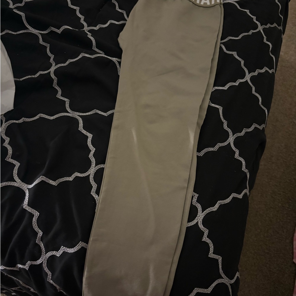 Gym shark leggings